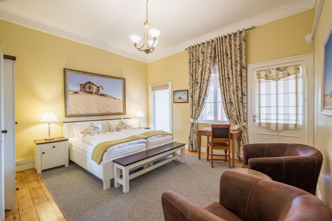 Alte Villa Boutique Hotel Lüderitz Exteriör bild